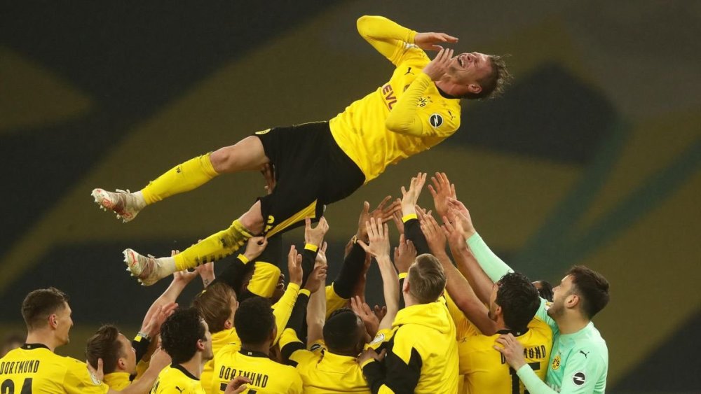  哈兰德戴帽刷新队史进球纪录  