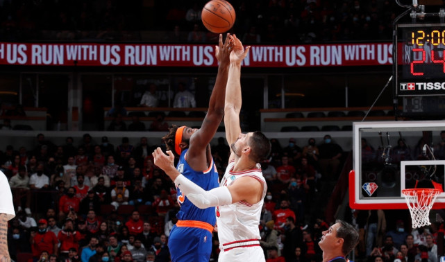  布伦森关键抢断锁定胜局，尼克斯险胜活塞保前八